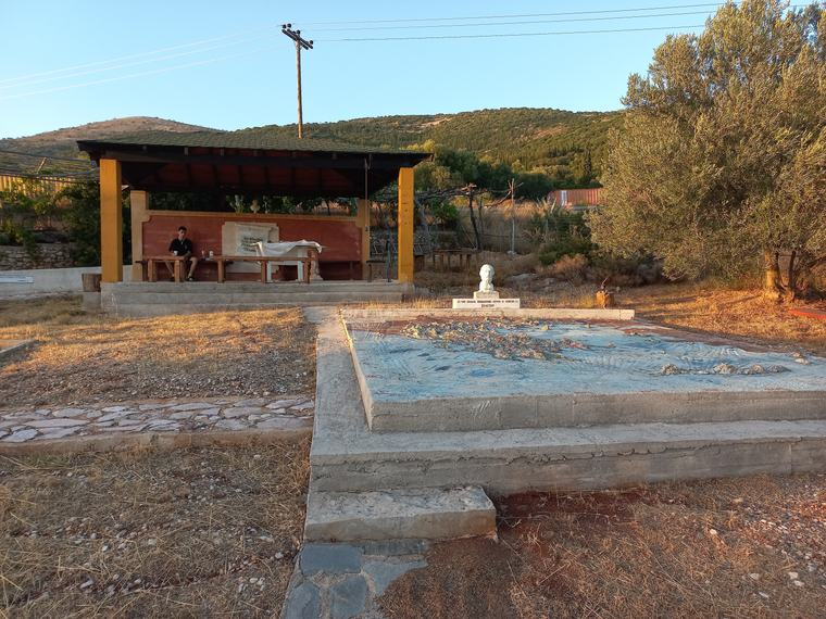 Το υπόστεγο και ο ανάγλυφος χάρτης